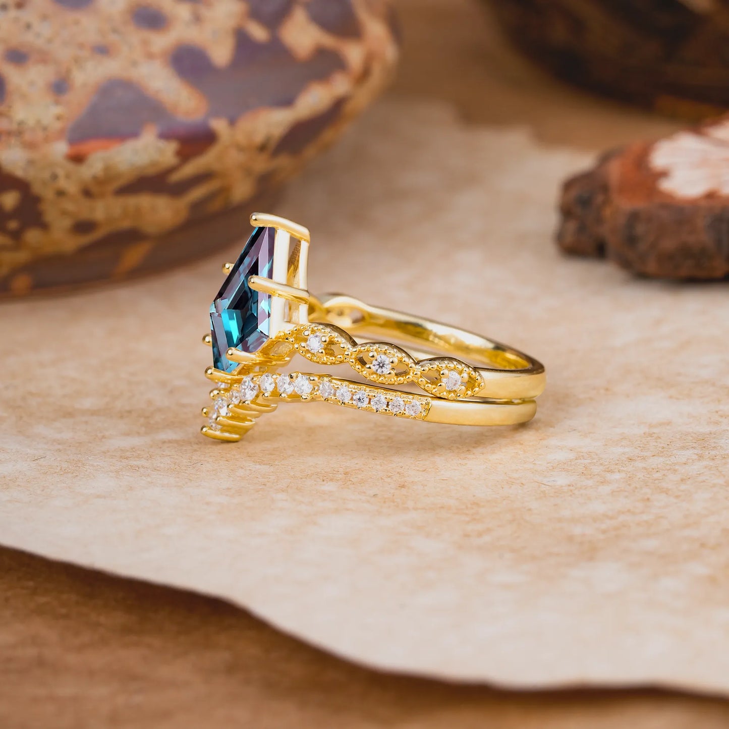 Luxury Vintage 6-Prong Kite-Cut Alexandrite Engagement Ring Set