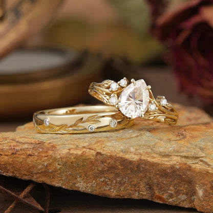 Pear Cut Moissanite Leaf Inspired Couple Ring Set - Ayla & Carlos