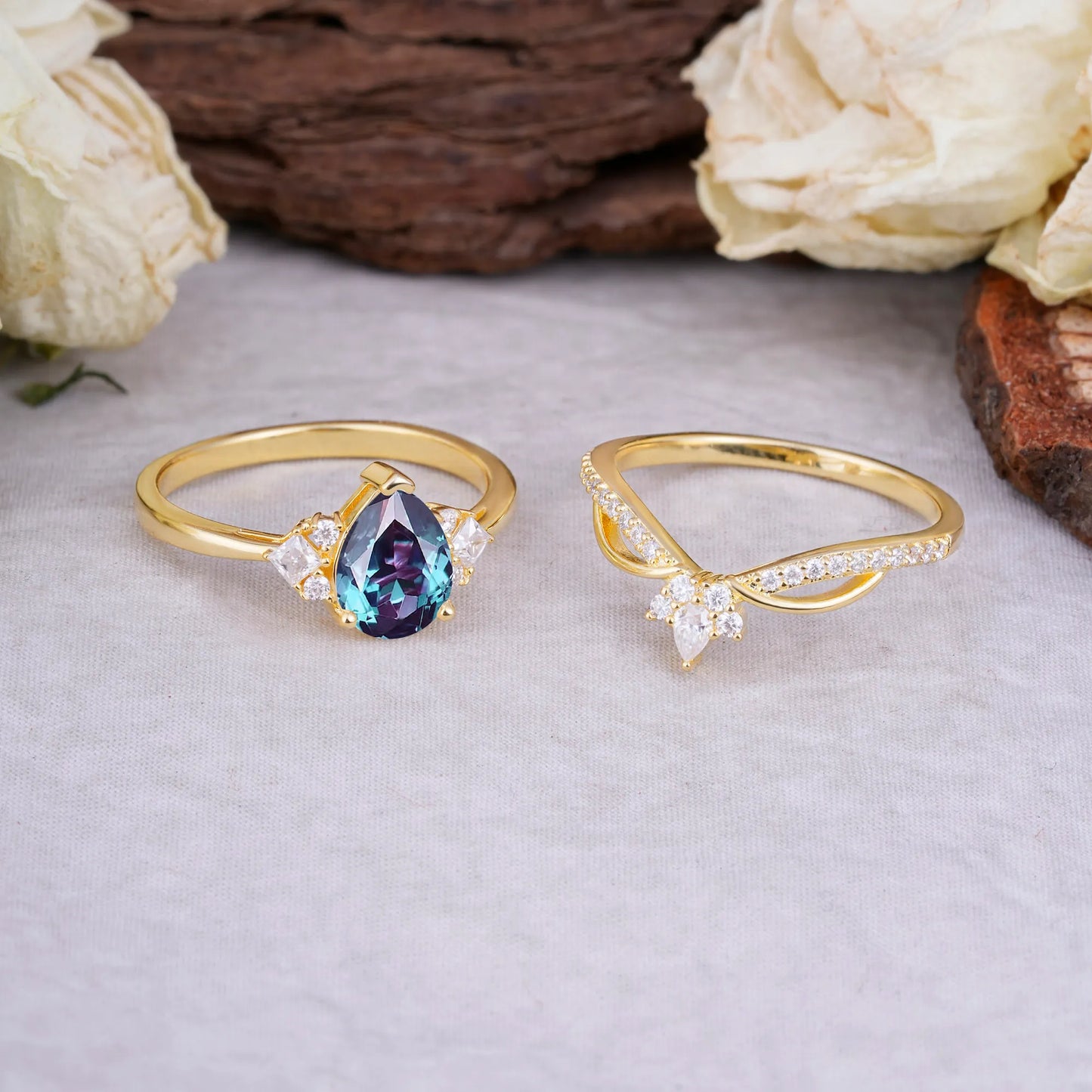 Fashion-Forward Luxury Pear-Cut Alexandrite Engagement Ring Set