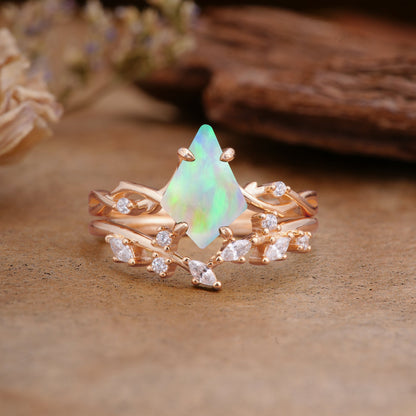 Fashion 4-Prong Kite-Cut Fire Opal Bridal Ring Set
