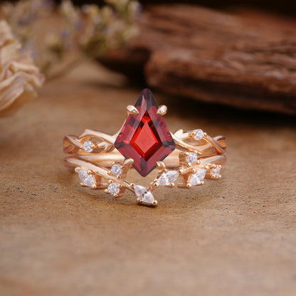 Fashion 4-Prong Kite-Cut Garnet Bridal Ring Set