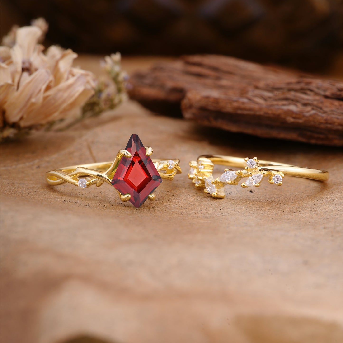 Fashion 4-Prong Kite-Cut Garnet Bridal Ring Set