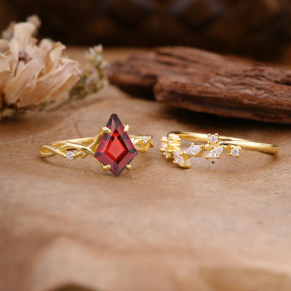 Fashion 4-Prong Kite-Cut Garnet Bridal Ring Set