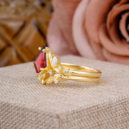 Nature Inspired The Dreamy Kite- Cut Natural Garnet with Fantasy Leaf Gold Ring Set