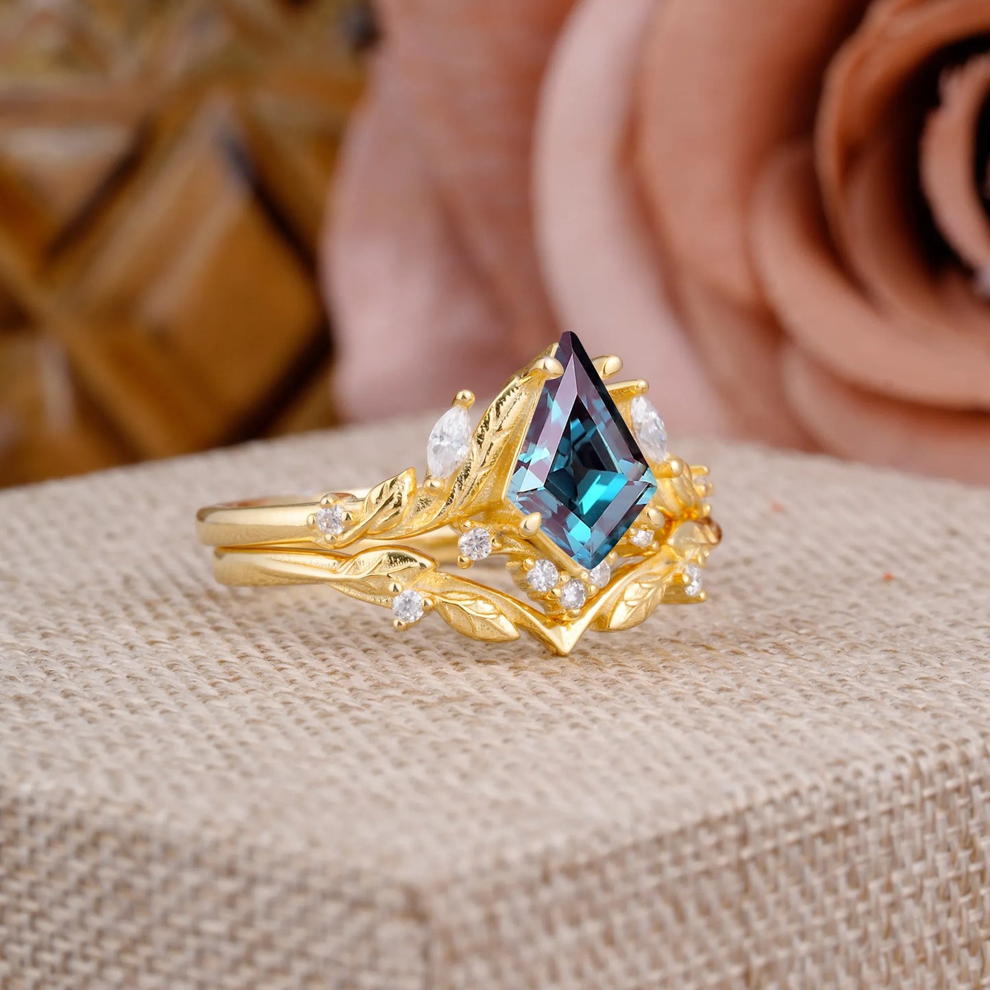 Nature Inspired The Dreamy Kite- Cut Alexandrite with Fantasy Leaf Gold Ring Set