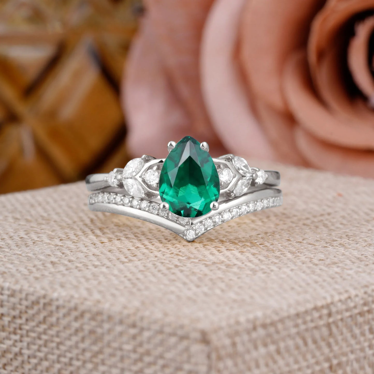Luxurious Vintage-Inspired 4-Prong Pear-Cut Emerald Engagement Ring Set