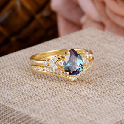 Luxurious Vintage-Inspired 4-Prong Pear-Cut Alexandrite Engagement Ring Set