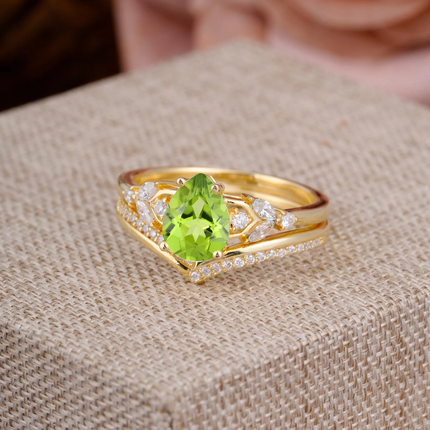 Luxurious Vintage-Inspired 4-Prong Pear-Cut Natural Peridot Engagement Ring Set