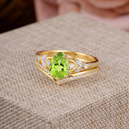Luxurious Vintage-Inspired 4-Prong Pear-Cut Natural Peridot Engagement Ring Set