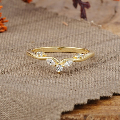 Minimalist Round Cut Moissanite Curved Wedding Ring
