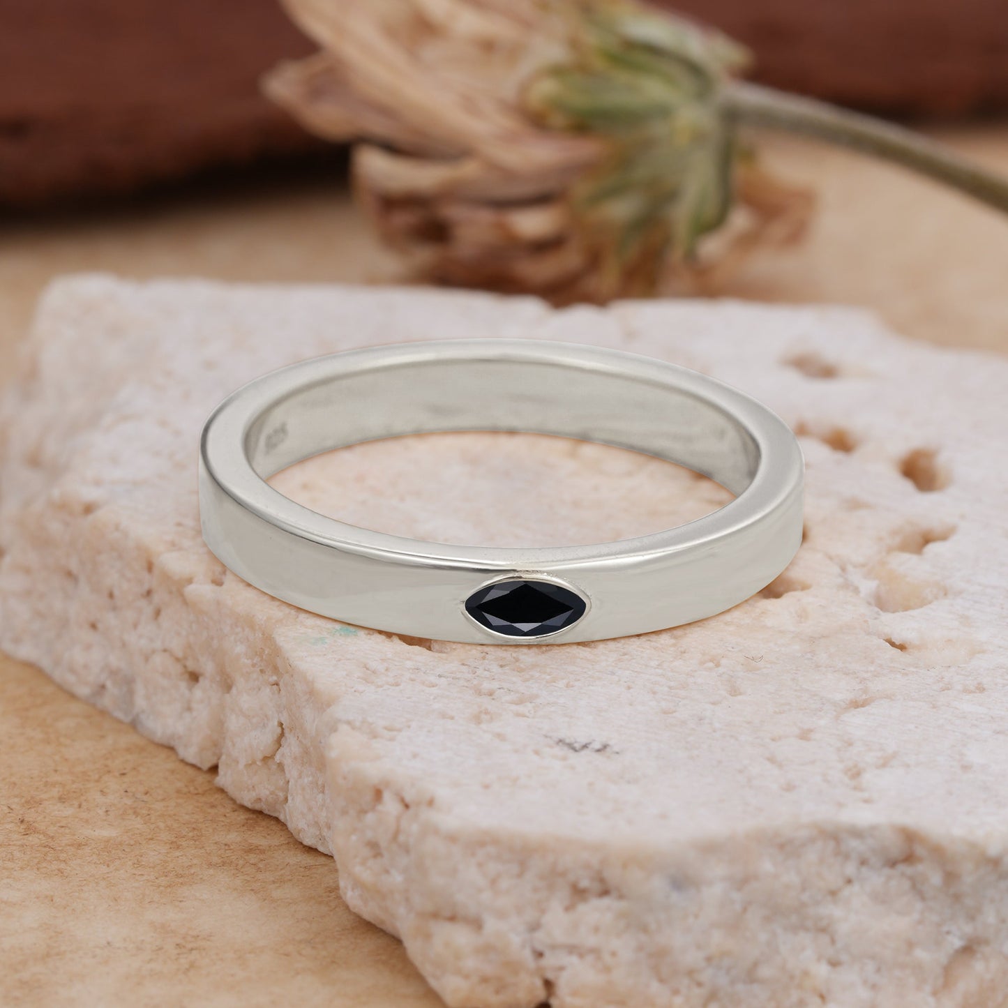 Iuxurious Oval Cut Black Onyx Wedding Band