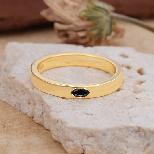 Iuxurious Oval Cut Black Onyx Wedding Band
