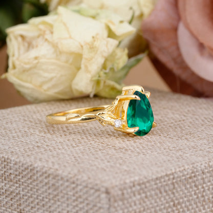 Elegant & Luxurious 5 prong Pear-Cut Emerald Wedding Band