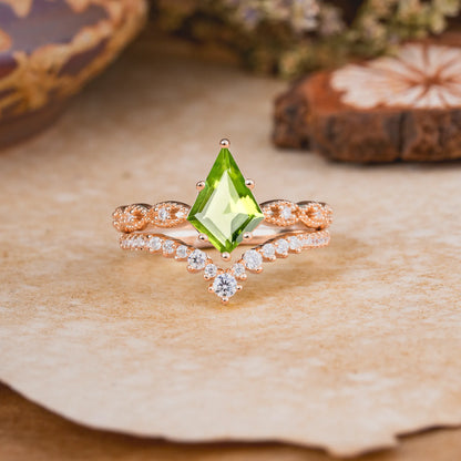Luxury Vintage 6-Prong Kite-Cut Peridot Engagement Ring Set