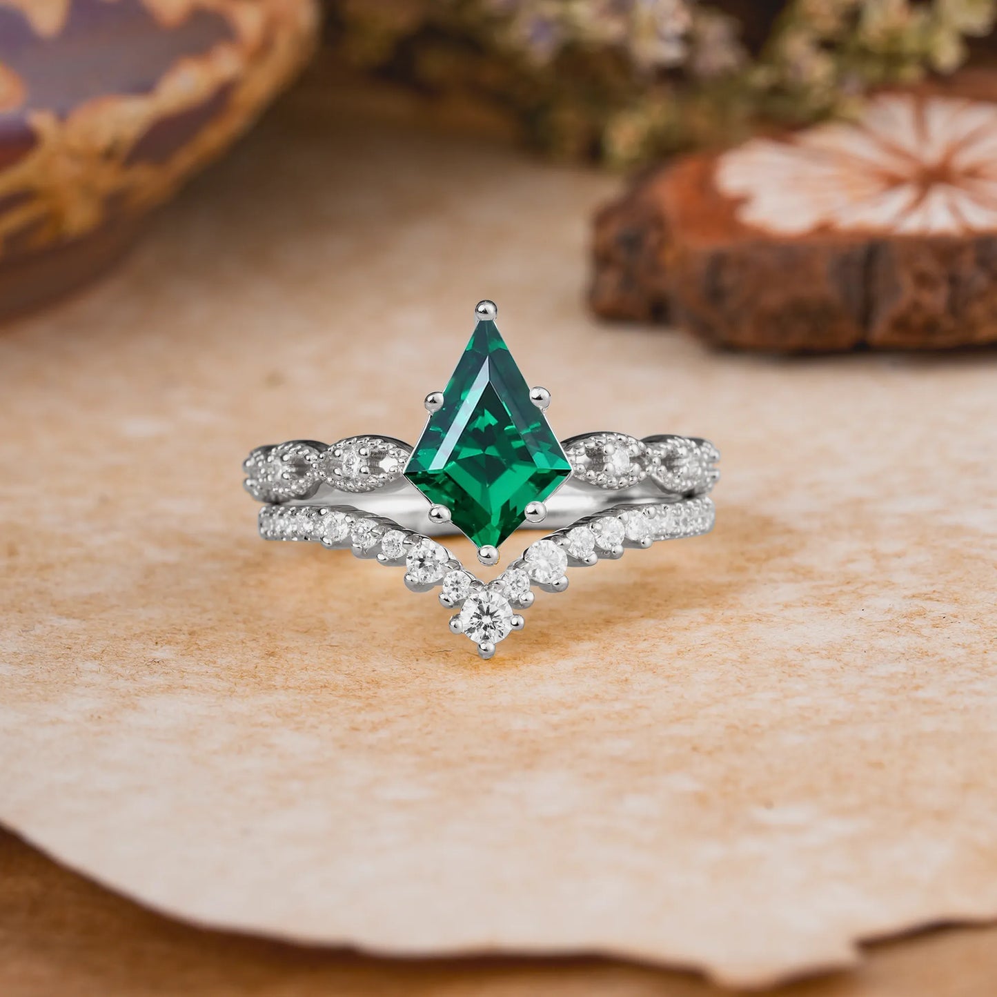 Luxury Vintage 6-Prong Kite-Cut Emerald Engagement Ring Set