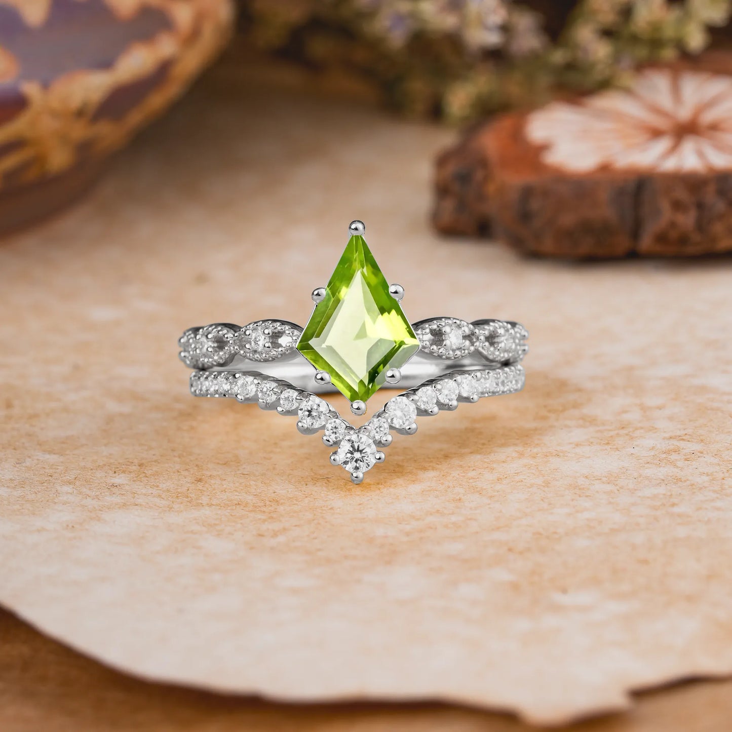 Luxury Vintage 6-Prong Kite-Cut Peridot Engagement Ring Set
