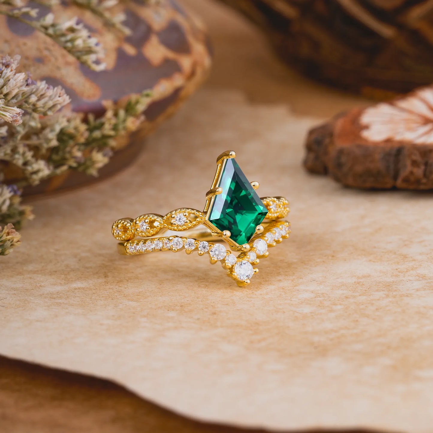 Luxury Vintage 6-Prong Kite-Cut Emerald Engagement Ring Set