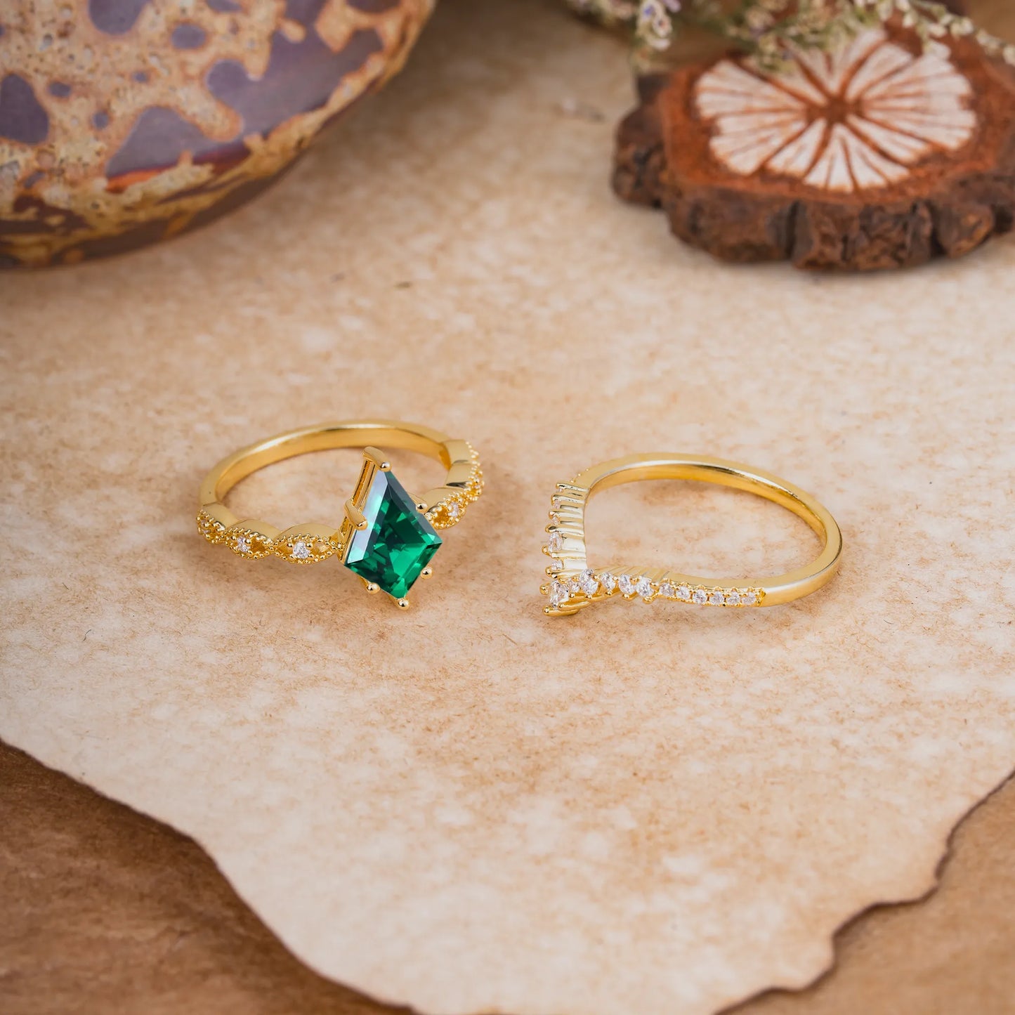 Luxury Vintage 6-Prong Kite-Cut Emerald Engagement Ring Set