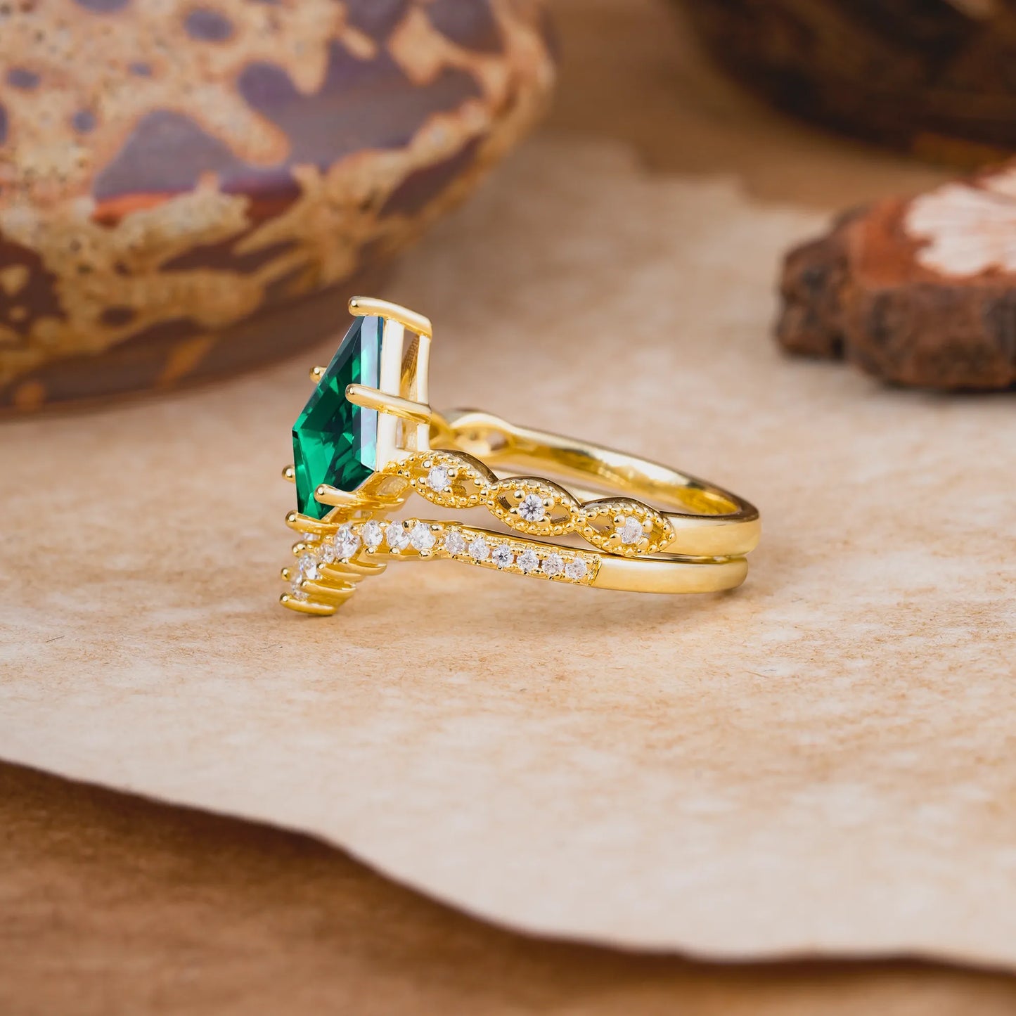 Luxury Vintage 6-Prong Kite-Cut Emerald Engagement Ring Set