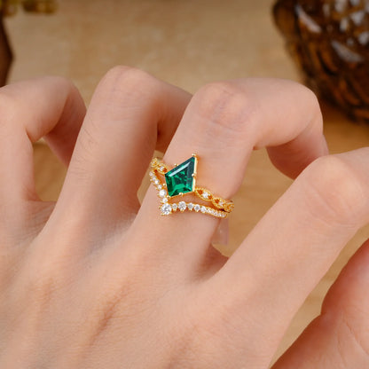 Luxury Vintage 6-Prong Kite-Cut Emerald Engagement Ring Set