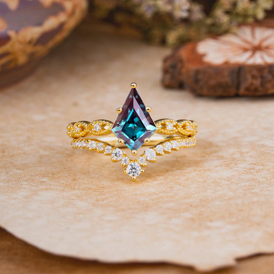 Luxury Vintage 6-Prong Kite-Cut Alexandrite Engagement Ring Set