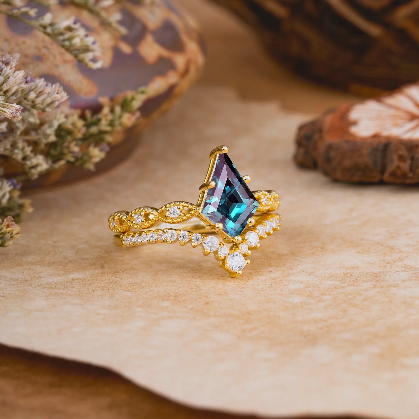 Luxury Vintage 6-Prong Kite-Cut Alexandrite Engagement Ring Set