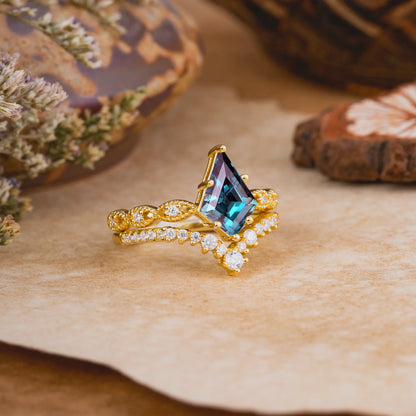 Luxury Vintage 6-Prong Kite-Cut Alexandrite Engagement Ring Set