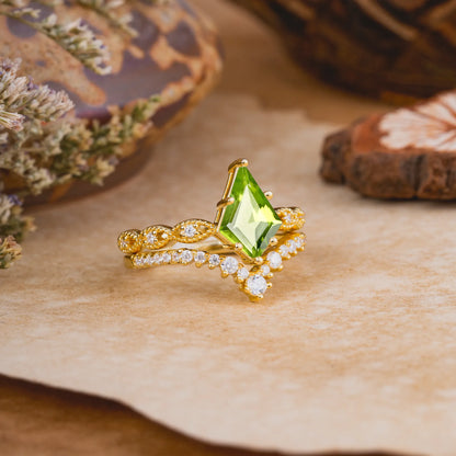 Luxury Vintage 6-Prong Kite-Cut Peridot Engagement Ring Set