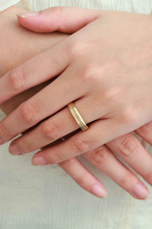 Nature-Inspired Leaf Pattern Men's Wedding Band