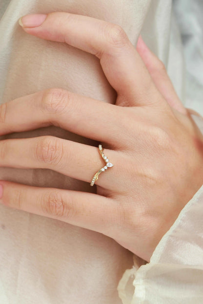 Thorn-Inspired Moissanite Curved Wedding Ring