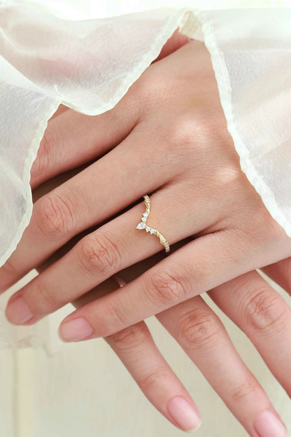 Thorn-Inspired Moissanite Curved Wedding Ring